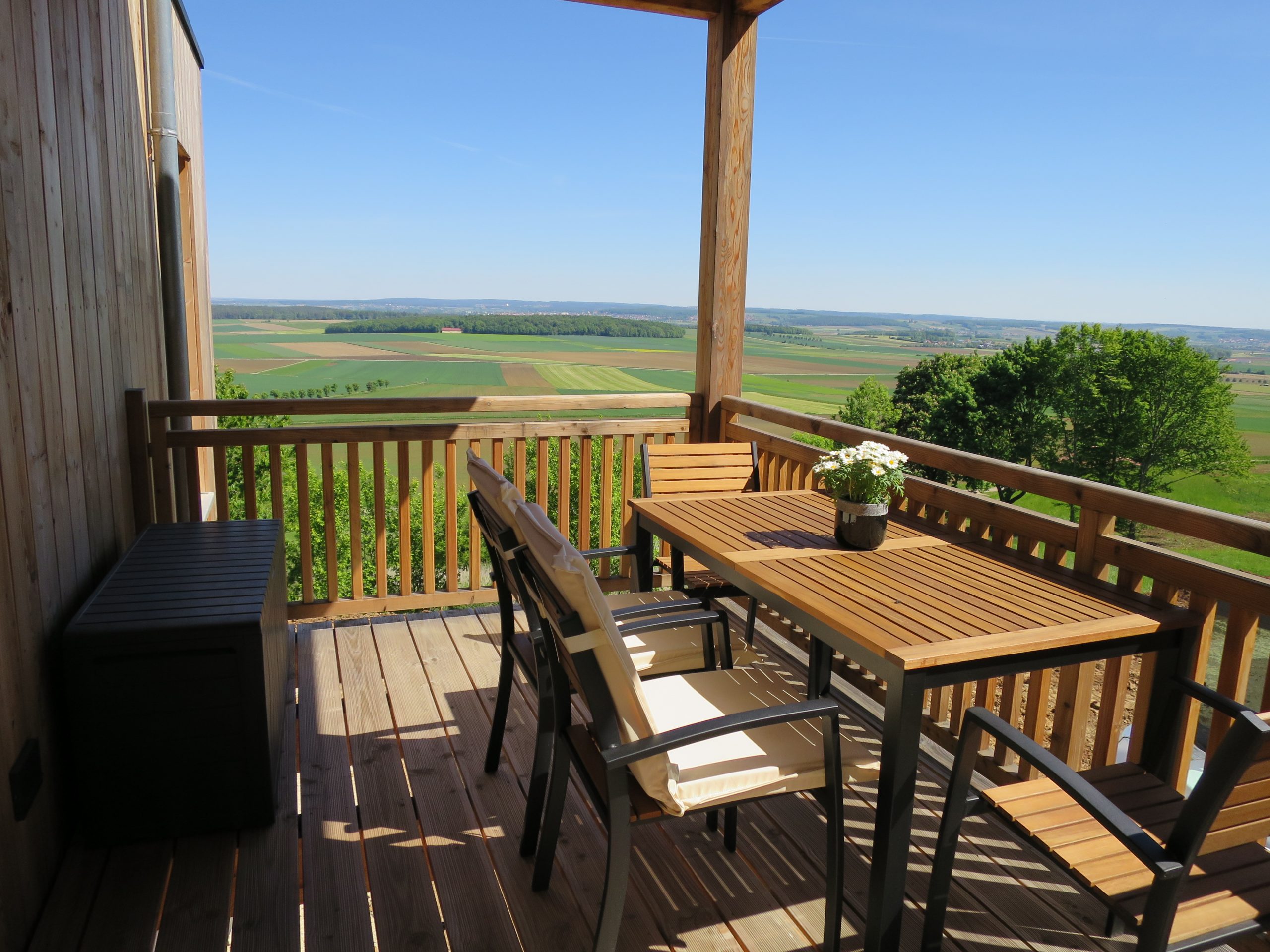 Ferienwohnung mit Balkon, Blick ins Fränkische Seenland