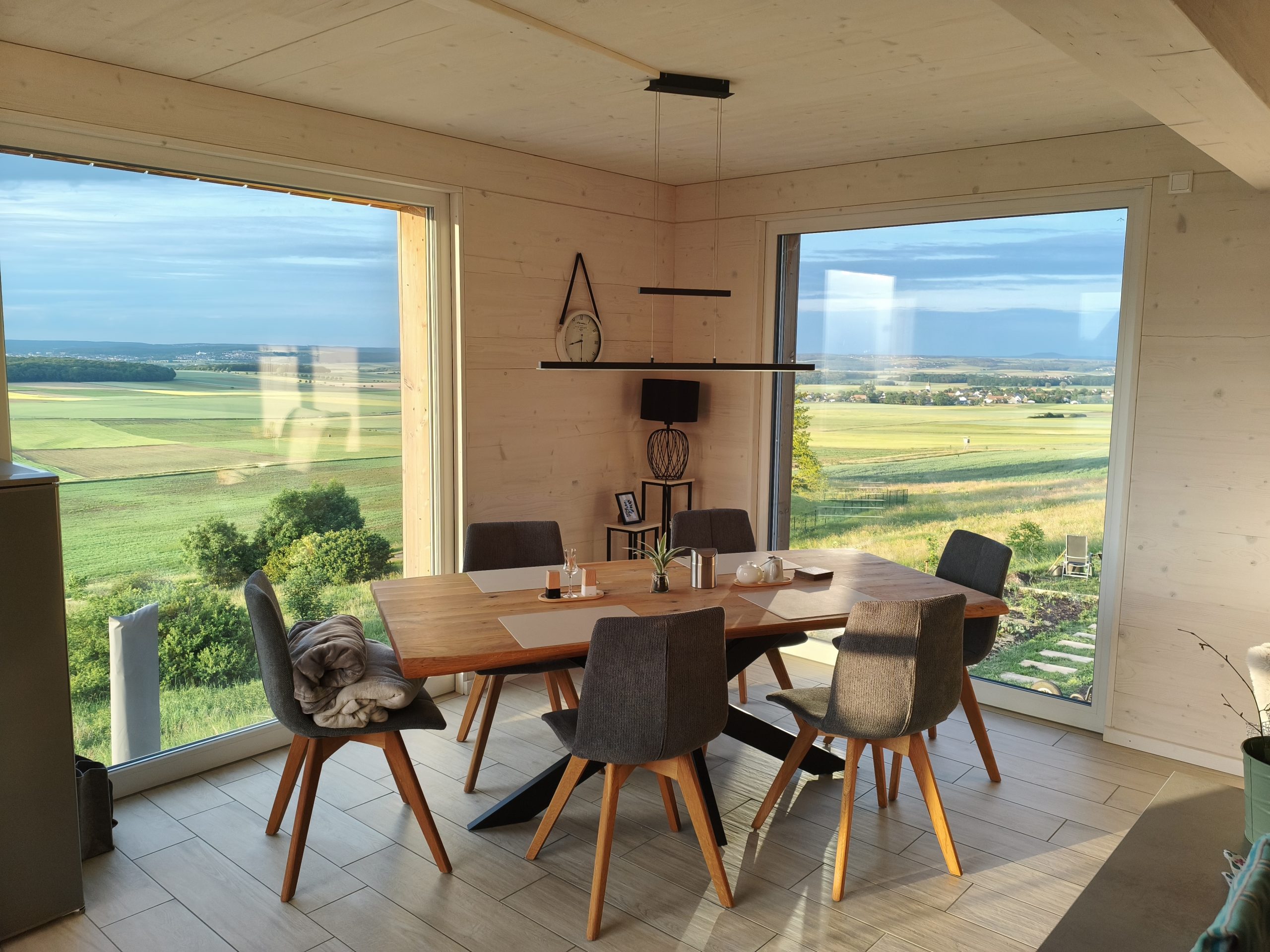 Wohn- und Essbereich mit Panoramablick Heller Wohn- und Essbereich in Apartment 2 mit Panoramablick über die Landschaft