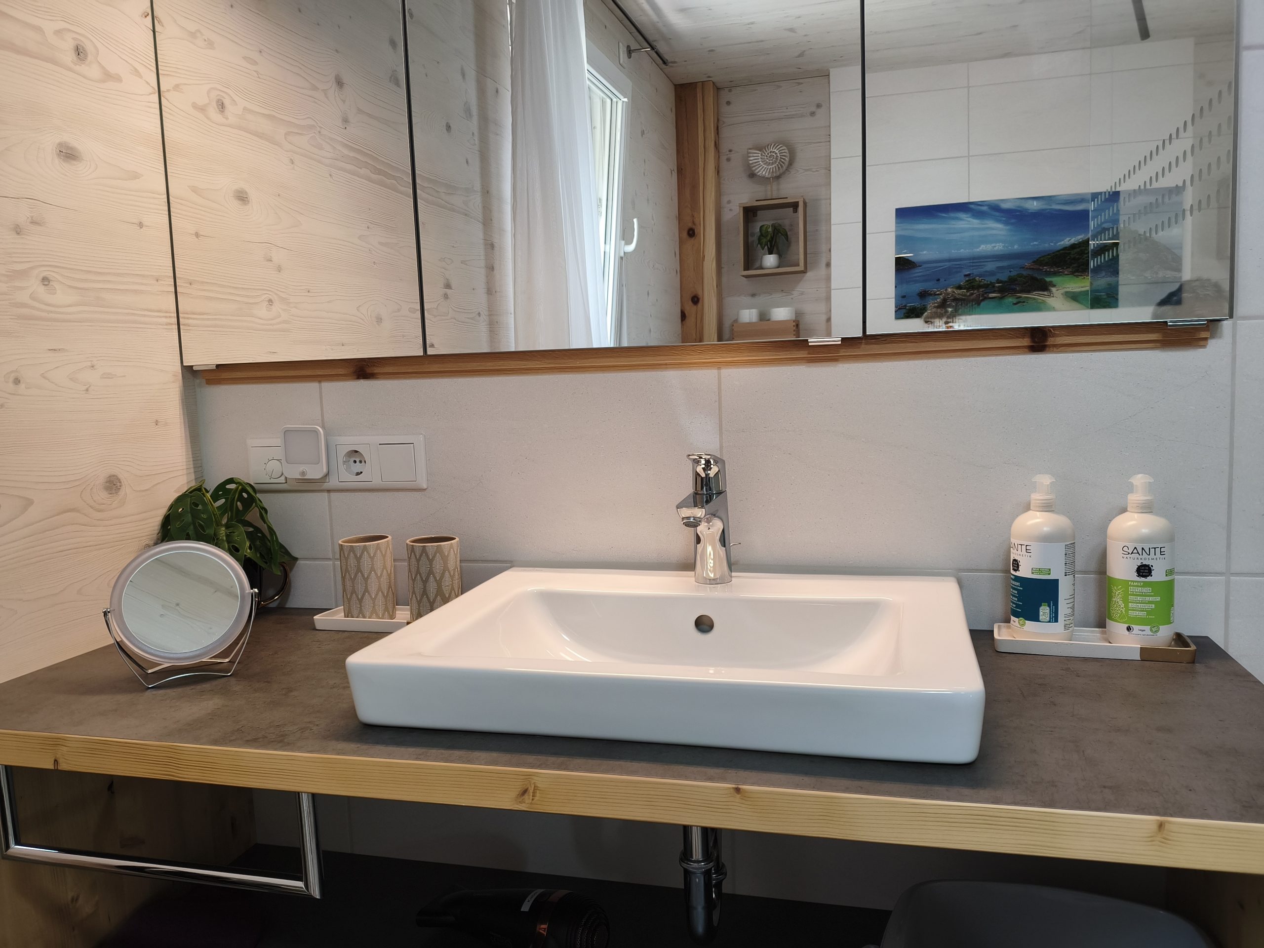 Waschtisch mit großem Spiegel Waschtisch im Badezimmer von Apartment 2 mit großem Spiegel und Ablagefläche
