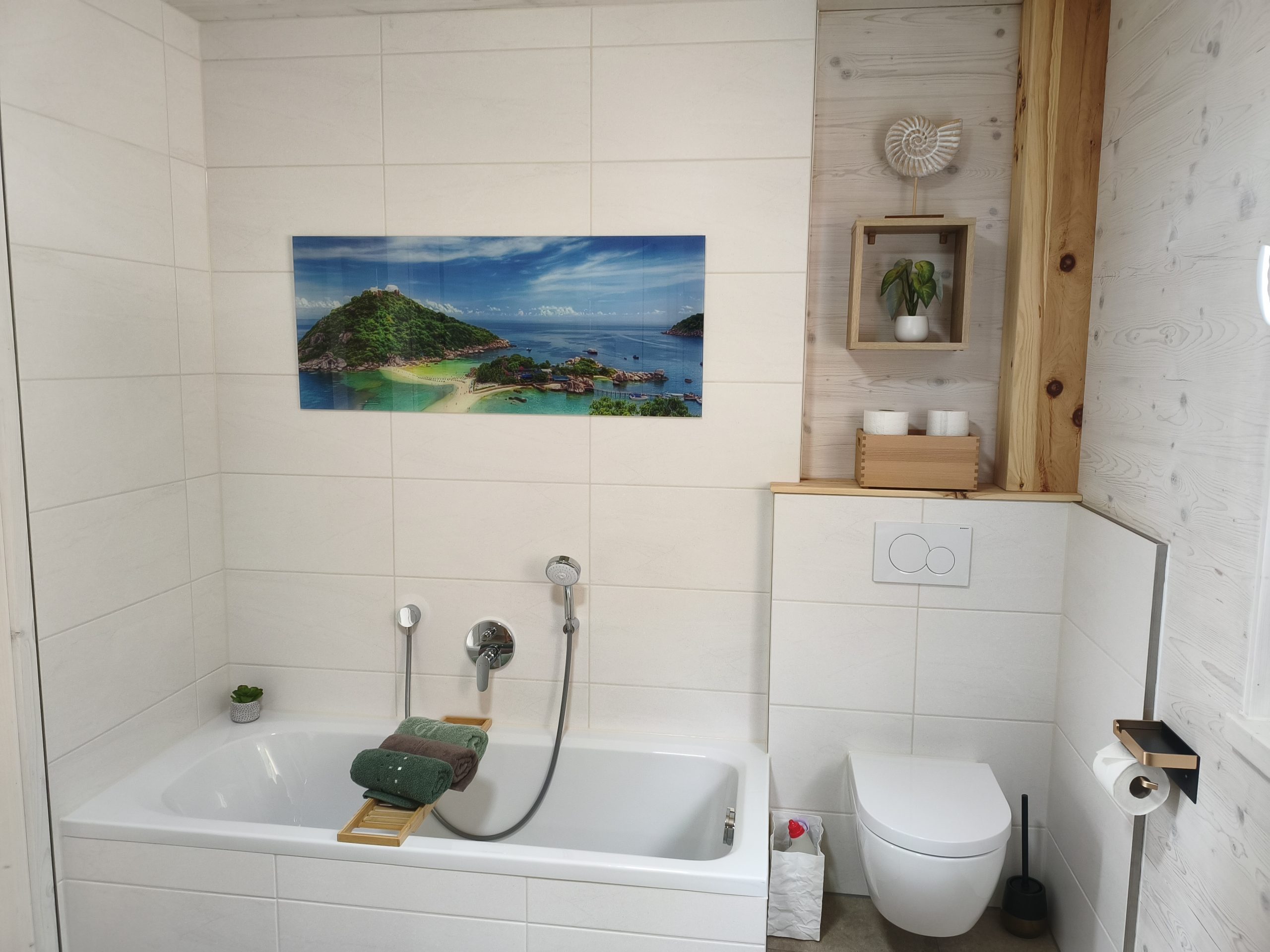 Badezimmer mit Badewanne und WC Badezimmer in Apartment 2 mit Badewanne, WC und hellen Holzelementen