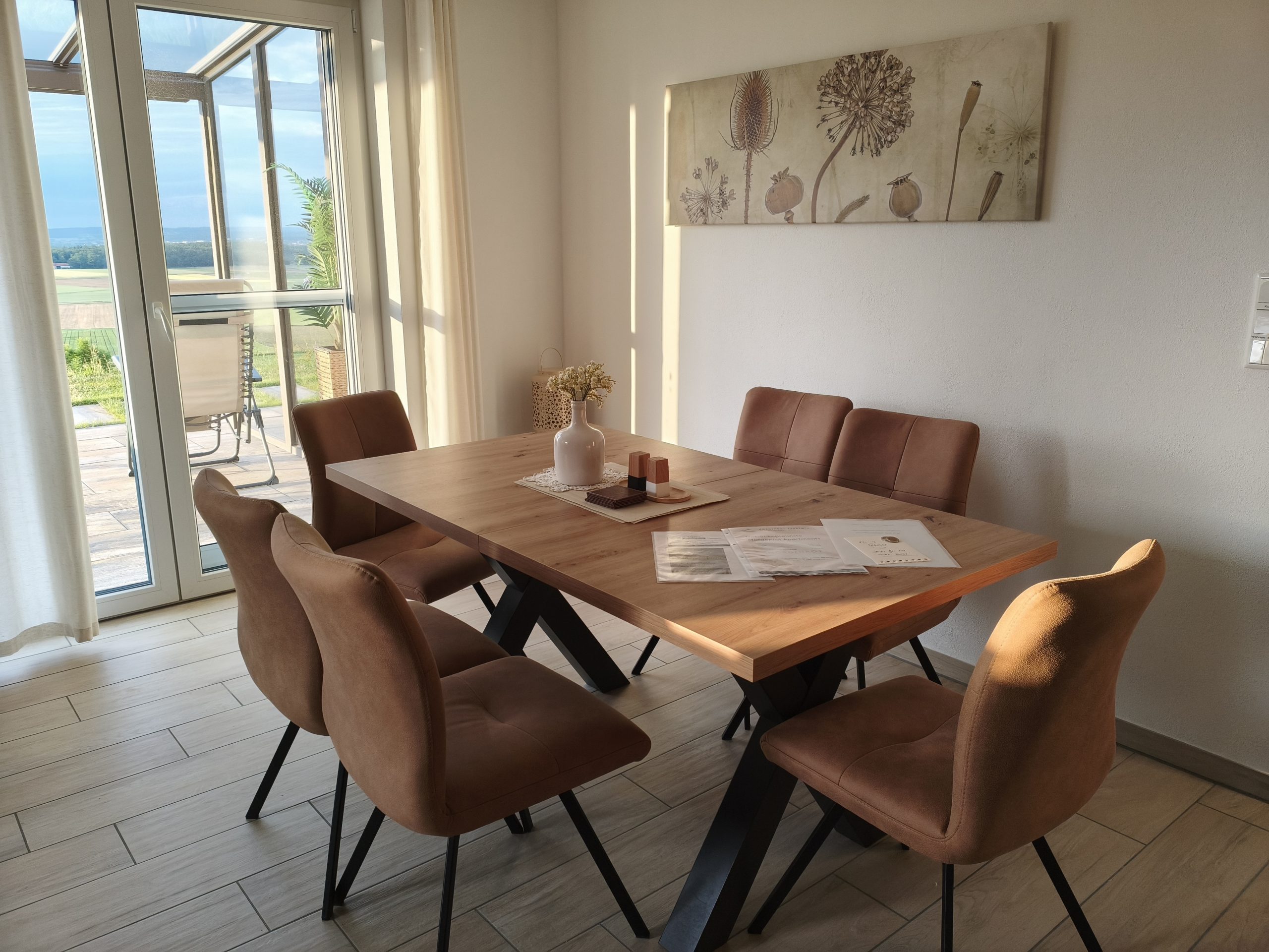 Heller Essbereich mit direktem Zugang zur Terrasse Essbereich mit großem Holztisch, sechs Stühlen und Blick zur Terrasse