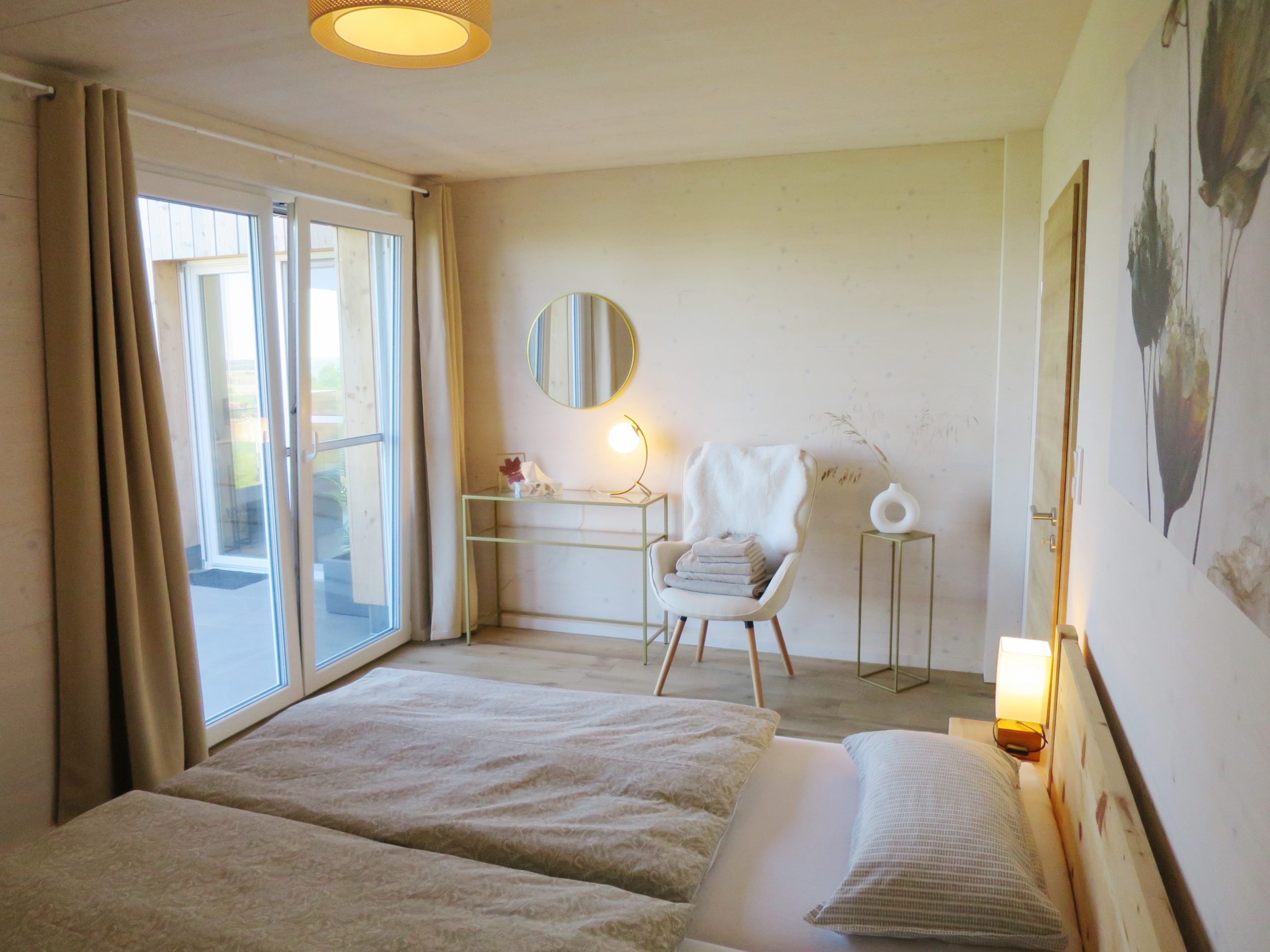Hauptschlafzimmer mit gemütlichem Sitzplatz Hauptschlafzimmer in Apartment 2 mit Zirbenbett, gemütlichem Sitzplatz und Zugang zum Außenbereich