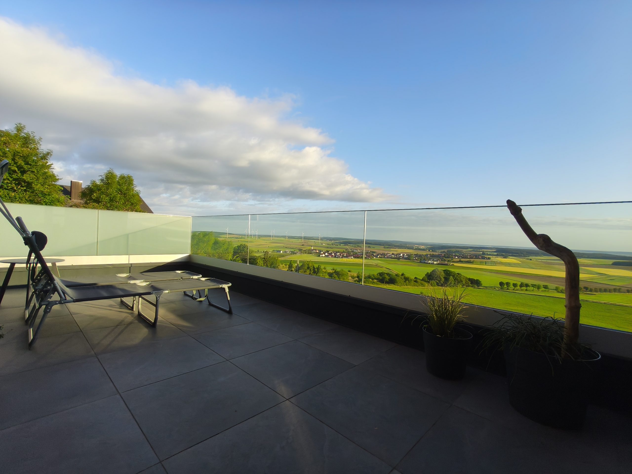 Westterrasse mit Weitblick Westterrasse von Apartment 2 mit Relaxliegen und weitem Blick über die Landschaft