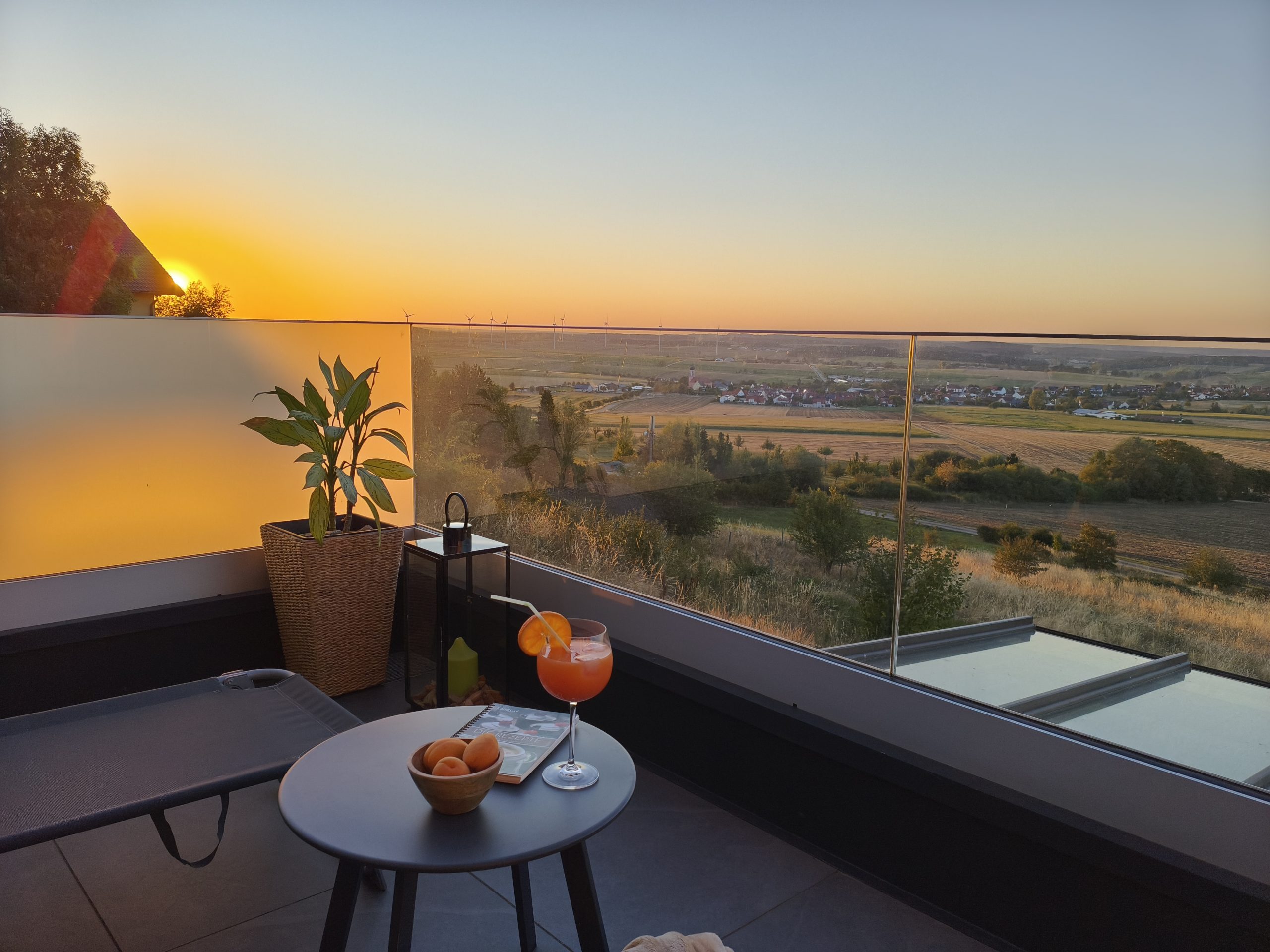Ferienwohnung mit Ostbalkon und Westterrasse