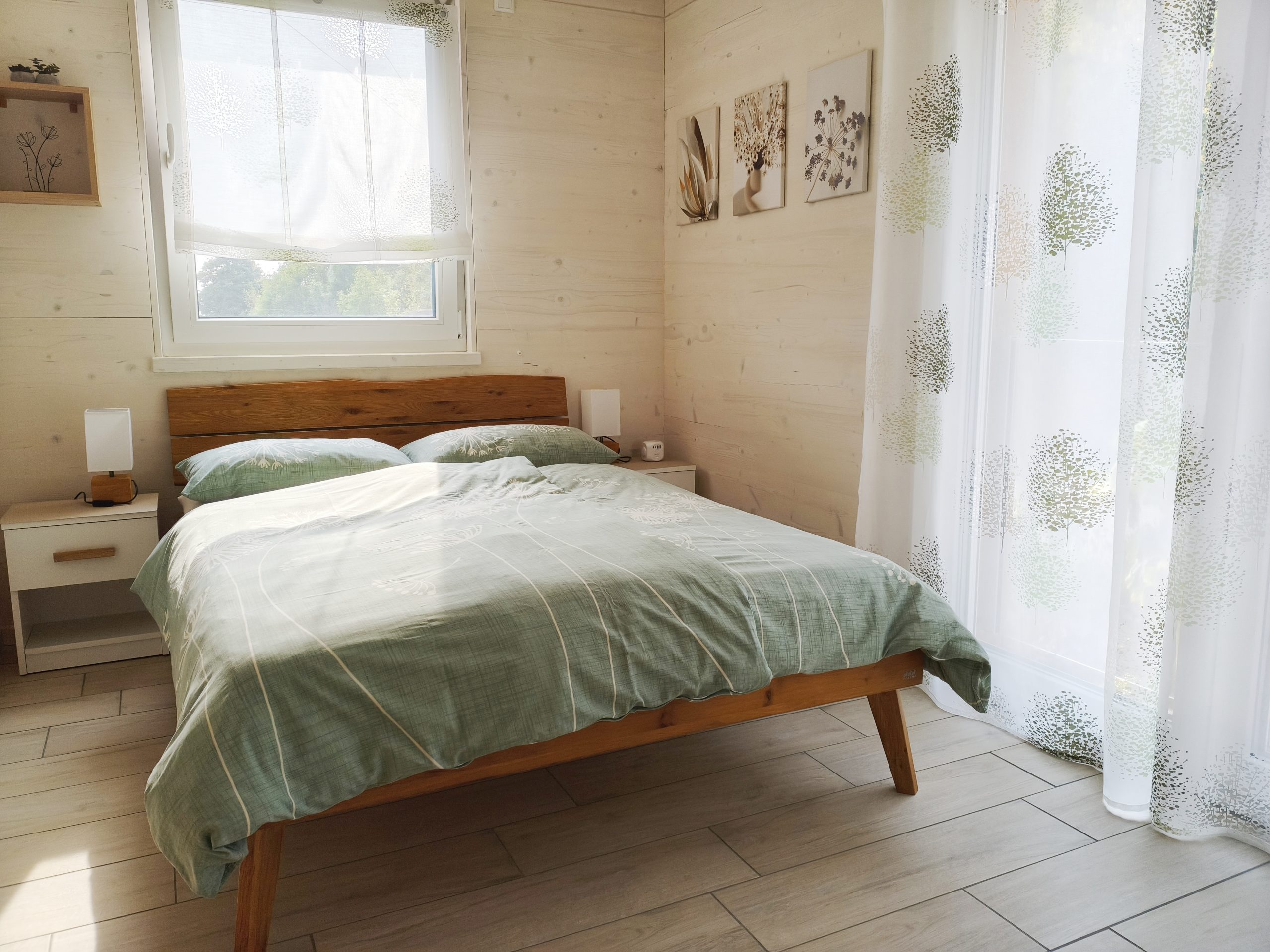 Zweites Schlafzimmer mit Holzbett Zweites Schlafzimmer in Apartment 2 mit Holzbett, zwei Fenstern und viel Tageslicht