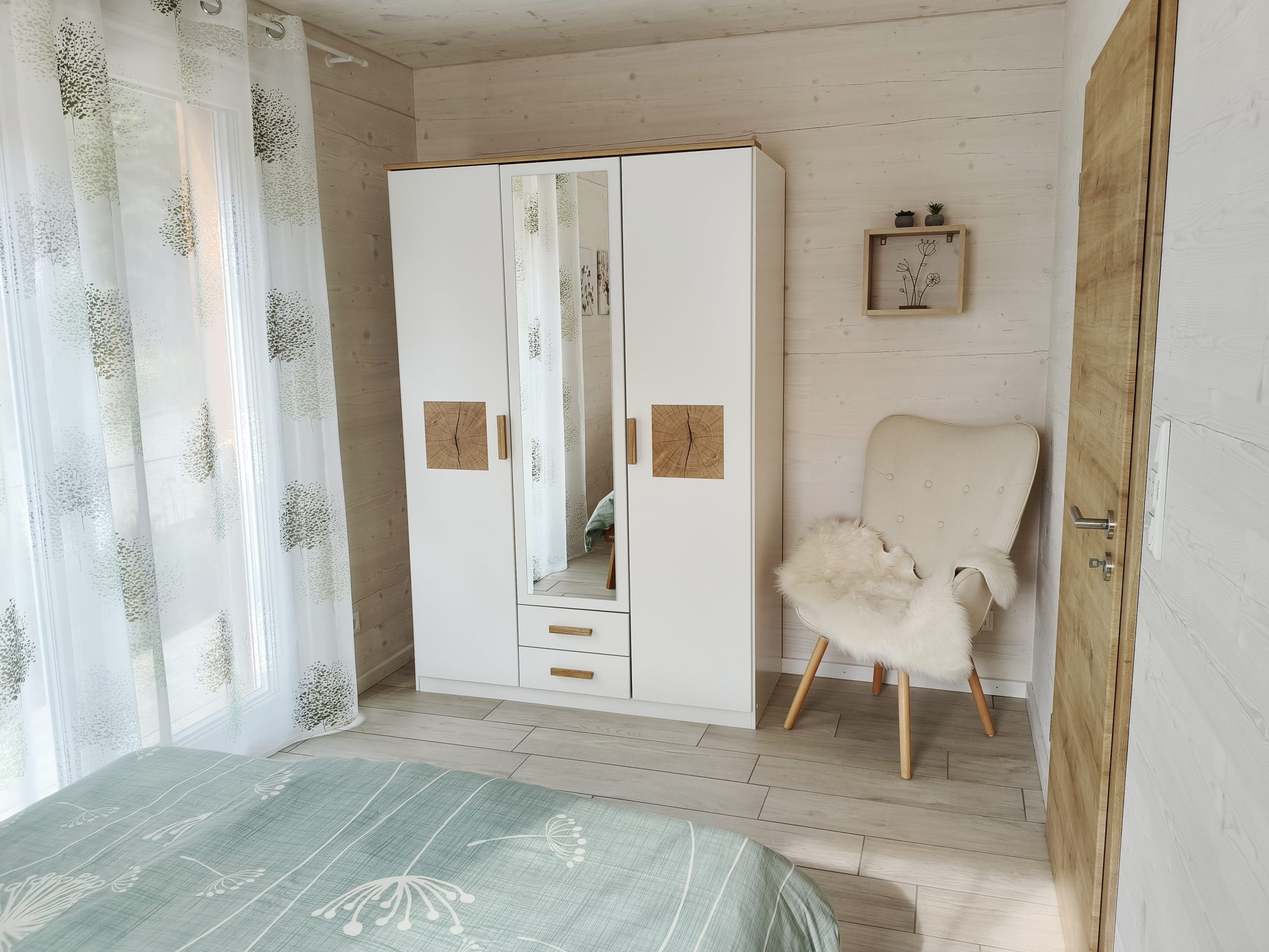 Zweites Schlafzimmer mit Kleiderschrank Zweites Schlafzimmer in Apartment 2 mit Kleiderschrank, Spiegel und gemütlichem Sitzplatz